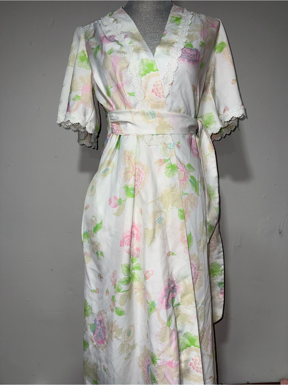 Vintage 1980s Cristian Dior Robe — Cream with Pink & Green - Picture 2 of 8